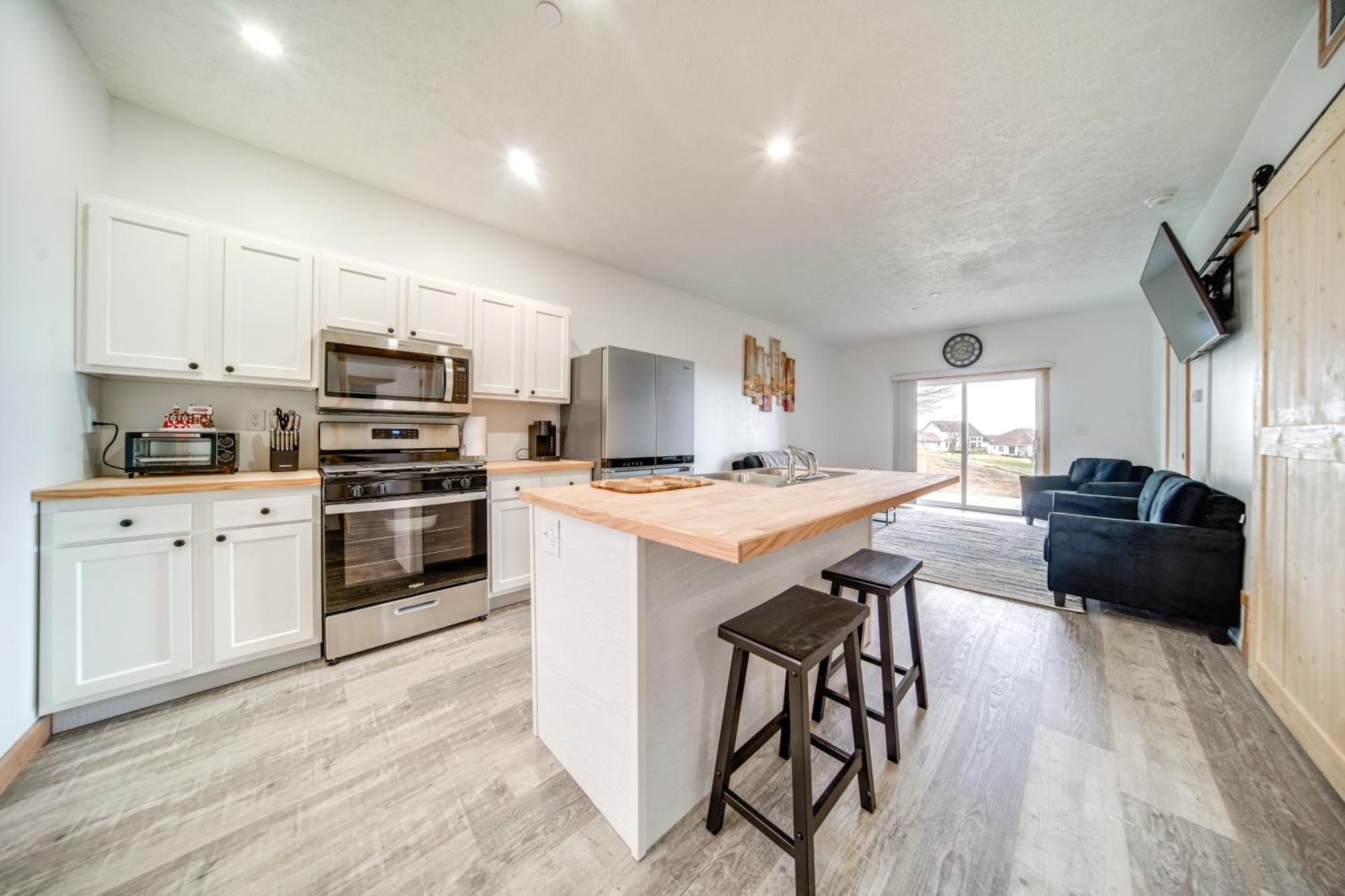 Apartment Vacation With Patio, Near Golf Course! Erie
